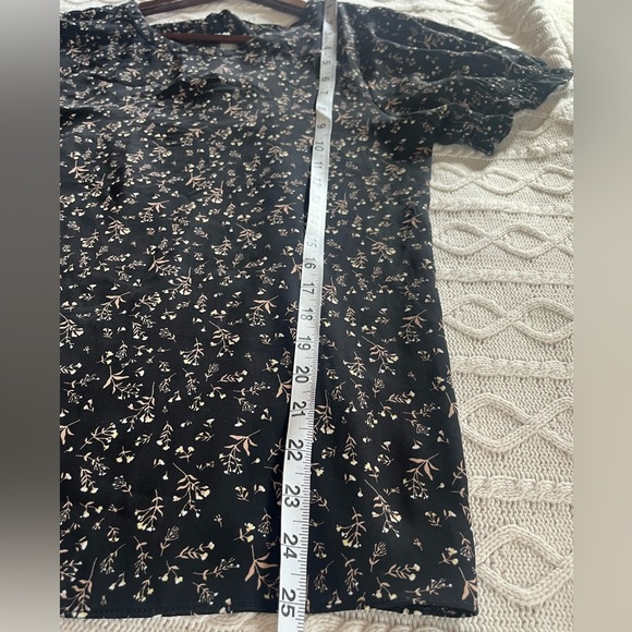 Everleigh Black Floral Short Ruffle Sleeve Women’s size medium - Picture 12 of 13